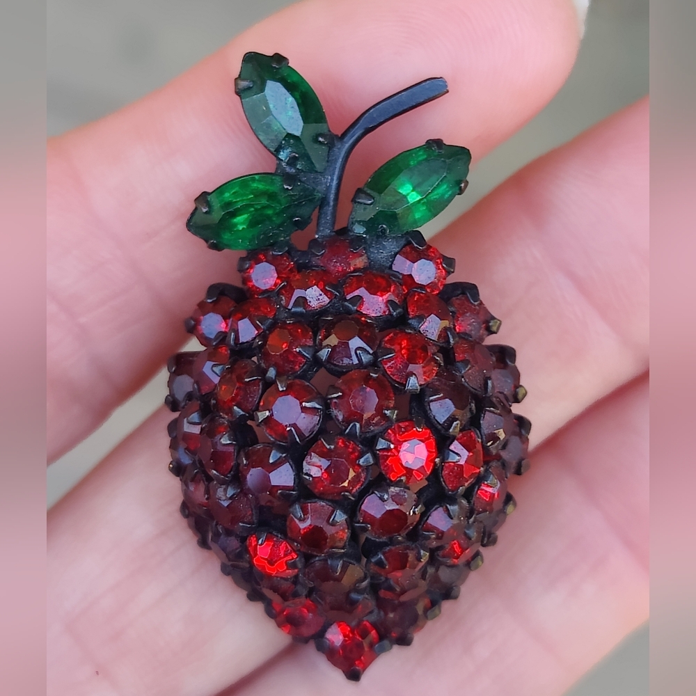 🍓 Vintage Joseph Warner Strawberry Brooch - Picture 2 of 7